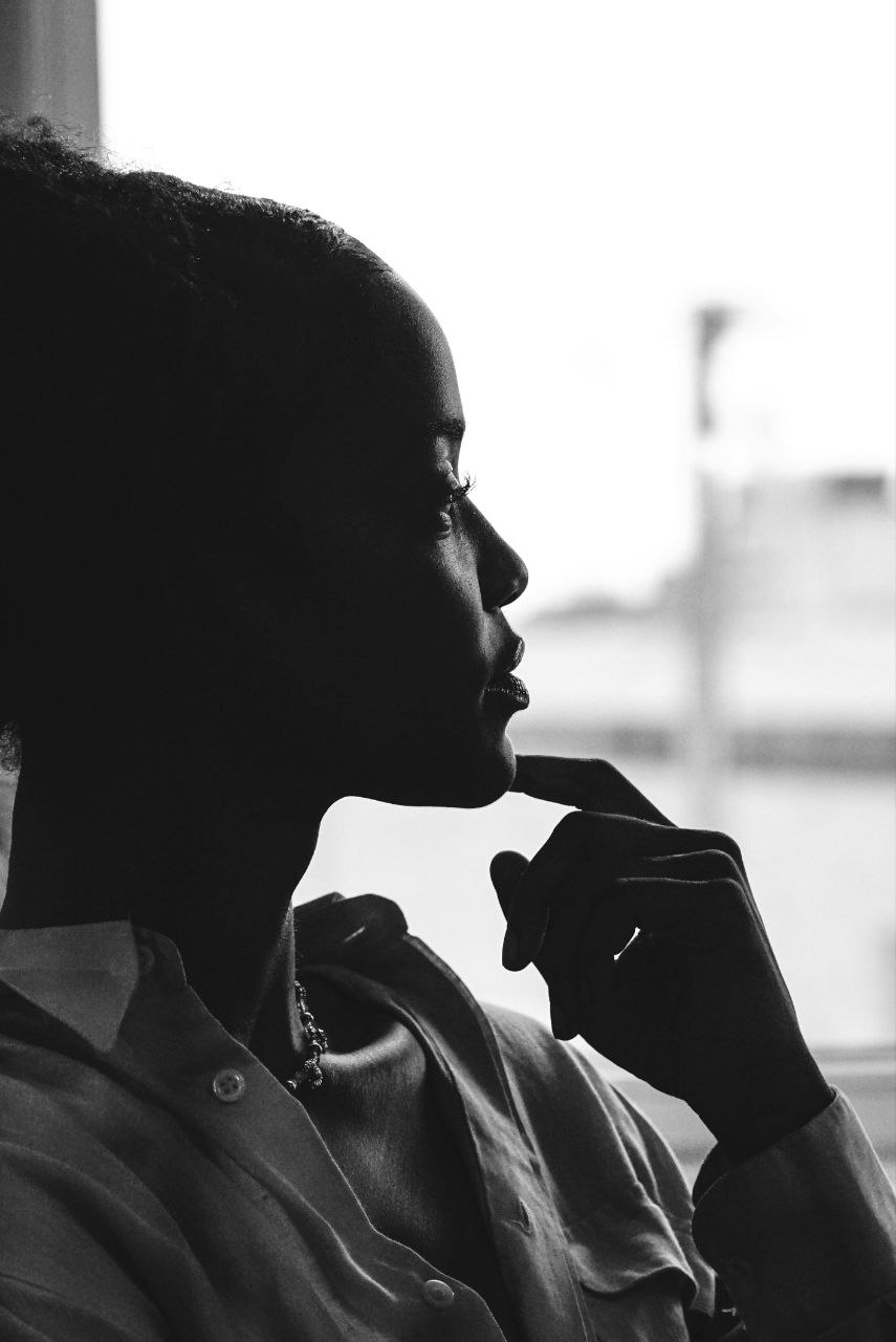 Viver sozinha não é o problema — o problema é o que te ensinaram sobre&nbsp;isso